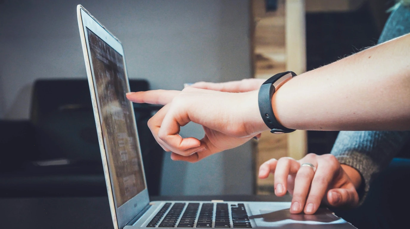 Browser Fingerprinting: Cookieless Tracking & Defense