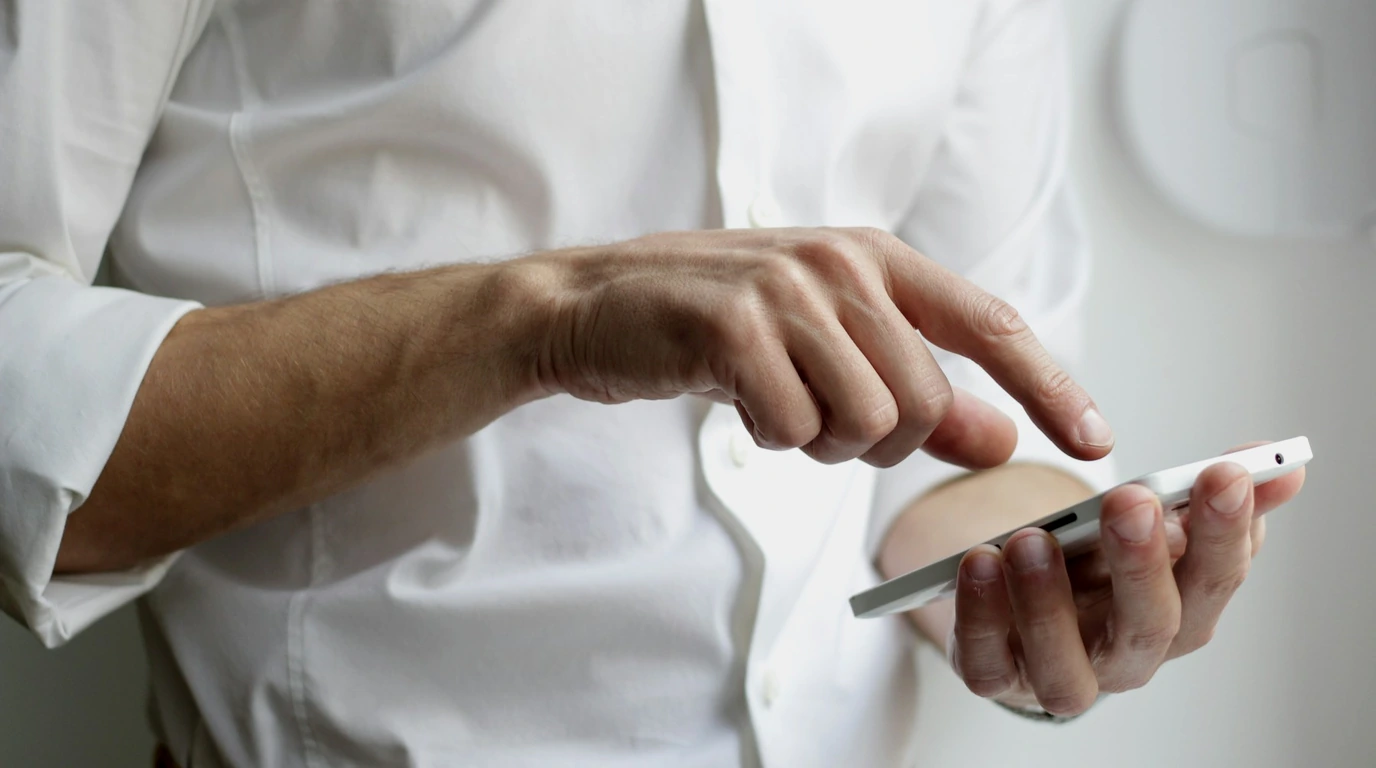 Guide Anti-Smishing: Détecter les Faux SMS de Colis